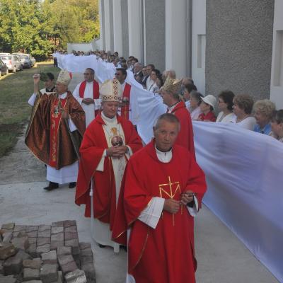 13 septembrie: Bacău "Sfânta Cruce": Sfinţirea bisericii, consacrarea altarului şi hramul comunităţii