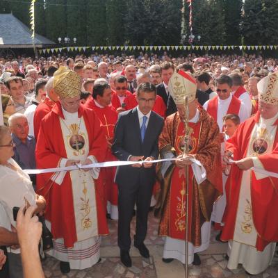 13 septembrie: Bacău "Sfânta Cruce": Sfinţirea bisericii, consacrarea altarului şi hramul comunităţii