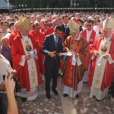 13 septembrie: Bacău "Sfânta Cruce": Sfinţirea bisericii, consacrarea altarului şi hramul comunităţii
