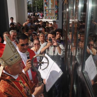 13 septembrie: Bacău "Sfânta Cruce": Sfinţirea bisericii, consacrarea altarului şi hramul comunităţii