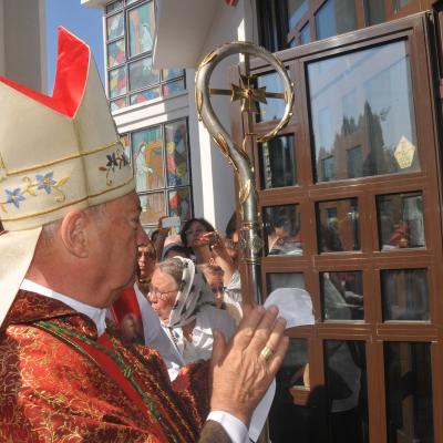13 septembrie: Bacău "Sfânta Cruce": Sfinţirea bisericii, consacrarea altarului şi hramul comunităţii