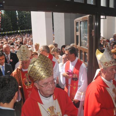 13 septembrie: Bacău "Sfânta Cruce": Sfinţirea bisericii, consacrarea altarului şi hramul comunităţii