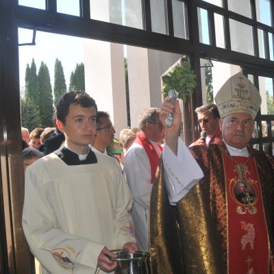 13 septembrie: Bacău "Sfânta Cruce": Sfinţirea bisericii, consacrarea altarului şi hramul comunităţii