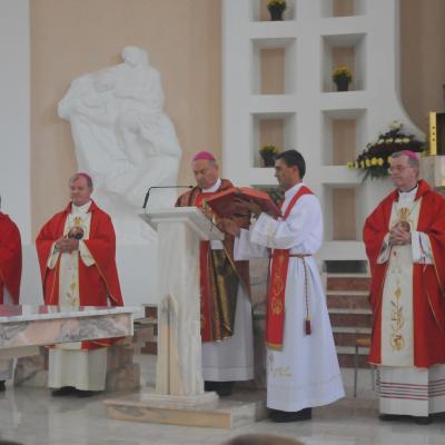 13 septembrie: Bacău "Sfânta Cruce": Sfinţirea bisericii, consacrarea altarului şi hramul comunităţii