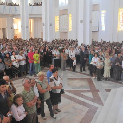 13 septembrie: Bacău "Sfânta Cruce": Sfinţirea bisericii, consacrarea altarului şi hramul comunităţii