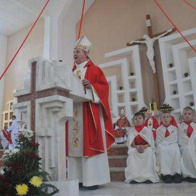 13 septembrie: Bacău "Sfânta Cruce": Sfinţirea bisericii, consacrarea altarului şi hramul comunităţii