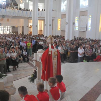 13 septembrie: Bacău "Sfânta Cruce": Sfinţirea bisericii, consacrarea altarului şi hramul comunităţii