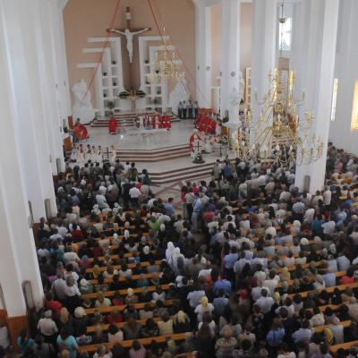 13 septembrie: Bacău "Sfânta Cruce": Sfinţirea bisericii, consacrarea altarului şi hramul comunităţii