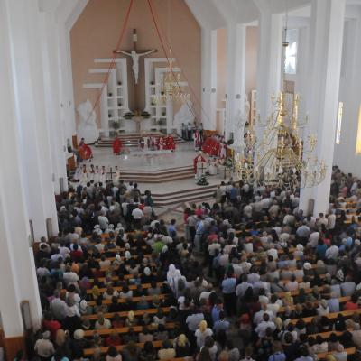 13 septembrie: Bacău "Sfânta Cruce": Sfinţirea bisericii, consacrarea altarului şi hramul comunităţii