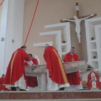 13 septembrie: Bacău "Sfânta Cruce": Sfinţirea bisericii, consacrarea altarului şi hramul comunităţii