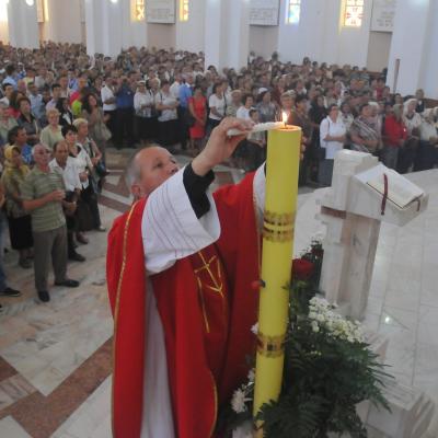 13 septembrie: Bacău "Sfânta Cruce": Sfinţirea bisericii, consacrarea altarului şi hramul comunităţii