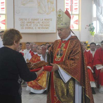 13 septembrie: Bacău "Sfânta Cruce": Sfinţirea bisericii, consacrarea altarului şi hramul comunităţii