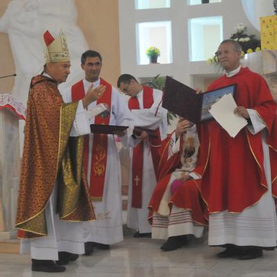 13 septembrie: Bacău "Sfânta Cruce": Sfinţirea bisericii, consacrarea altarului şi hramul comunităţii