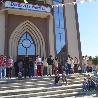 29 septembrie: Satu Nou (BC): PS Aurel Percă la inaugurarea bisericii noi