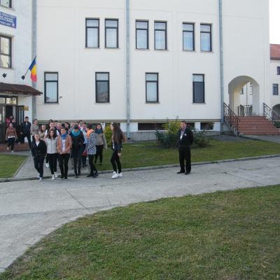 15 octombrie: Oneşti: Elevi şi profesori lângă crucea şi icoana ZMT