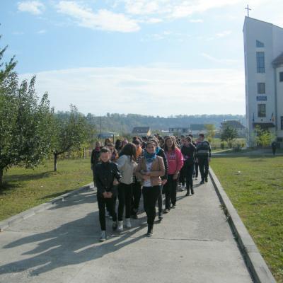 15 octombrie: Oneşti: Elevi şi profesori lângă crucea şi icoana ZMT
