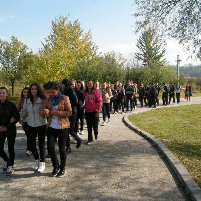 15 octombrie: Oneşti: Elevi şi profesori lângă crucea şi icoana ZMT