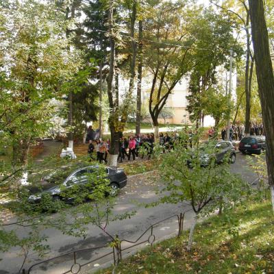 15 octombrie: Oneşti: Elevi şi profesori lângă crucea şi icoana ZMT