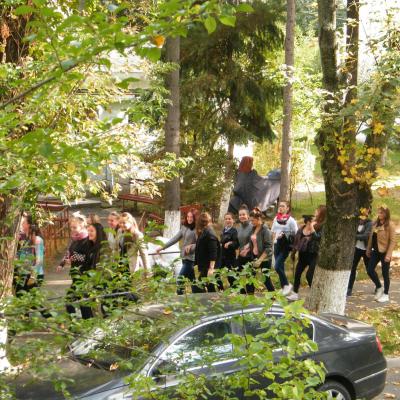 15 octombrie: Oneşti: Elevi şi profesori lângă crucea şi icoana ZMT