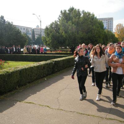 15 octombrie: Oneşti: Elevi şi profesori lângă crucea şi icoana ZMT