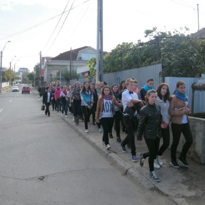 15 octombrie: Oneşti: Elevi şi profesori lângă crucea şi icoana ZMT