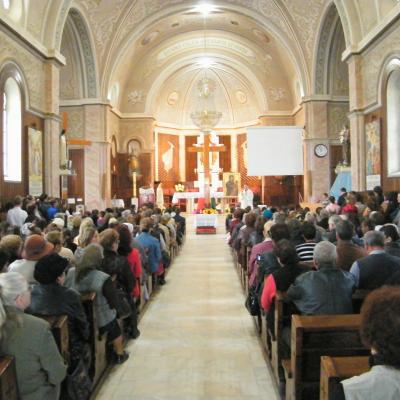 15 octombrie: Oneşti: Elevi şi profesori lângă crucea şi icoana ZMT