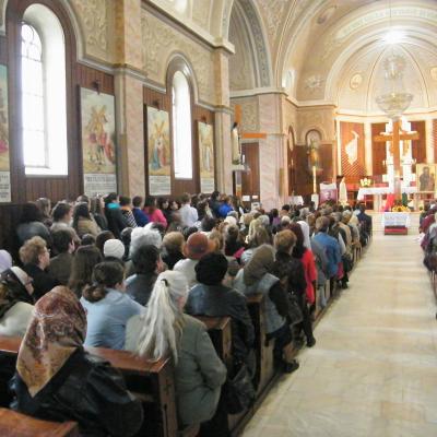 15 octombrie: Oneşti: Elevi şi profesori lângă crucea şi icoana ZMT