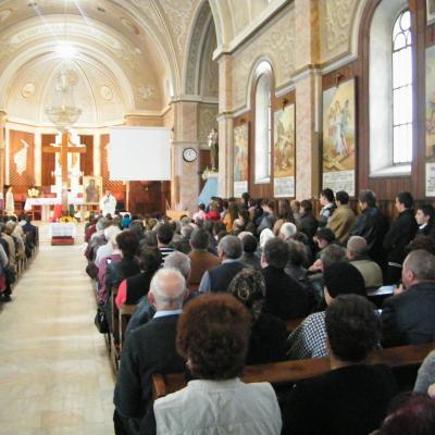 15 octombrie: Oneşti: Elevi şi profesori lângă crucea şi icoana ZMT