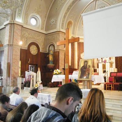 15 octombrie: Oneşti: Elevi şi profesori lângă crucea şi icoana ZMT