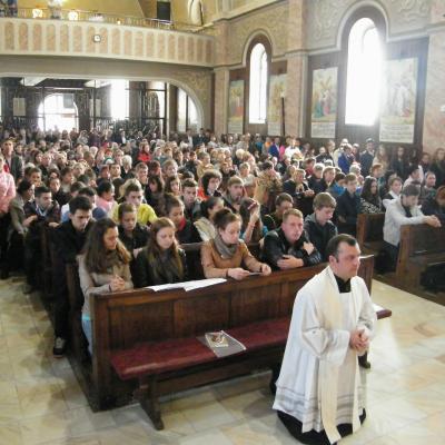 15 octombrie: Oneşti: Elevi şi profesori lângă crucea şi icoana ZMT
