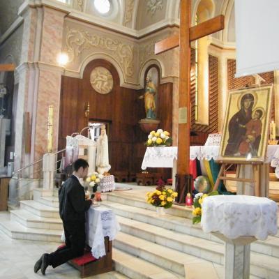 15 octombrie: Oneşti: Elevi şi profesori lângă crucea şi icoana ZMT