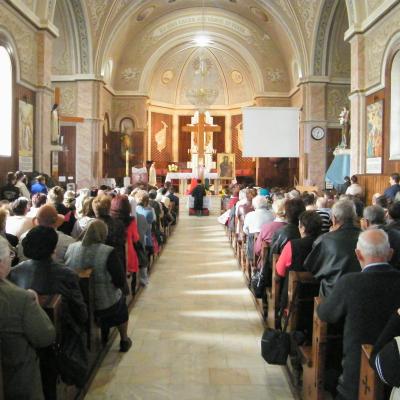 15 octombrie: Oneşti: Elevi şi profesori lângă crucea şi icoana ZMT
