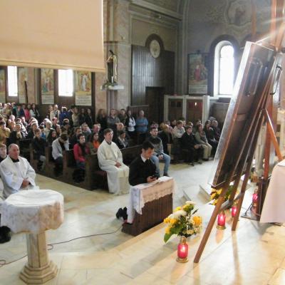 15 octombrie: Oneşti: Elevi şi profesori lângă crucea şi icoana ZMT