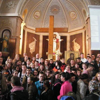 15 octombrie: Oneşti: Elevi şi profesori lângă crucea şi icoana ZMT