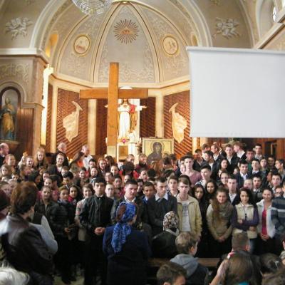 15 octombrie: Oneşti: Elevi şi profesori lângă crucea şi icoana ZMT