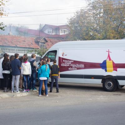 15 octombrie: Oneşti: Pelerinajul crucii şi al icoanei Zilelor Mondiale ale Tineretului