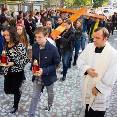 15 octombrie: Oneşti: Pelerinajul crucii şi al icoanei Zilelor Mondiale ale Tineretului