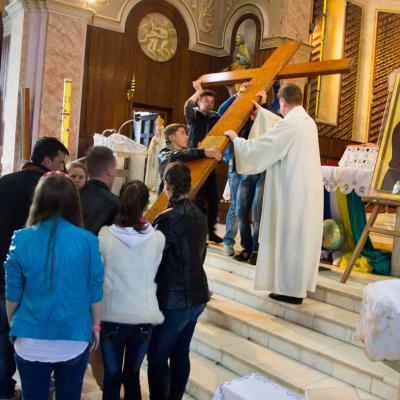 15 octombrie: Oneşti: Pelerinajul crucii şi al icoanei Zilelor Mondiale ale Tineretului