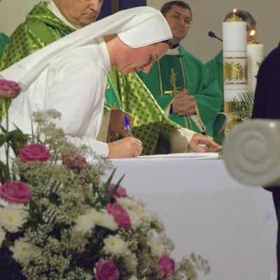 26 octombrie: Iaşi: Profesiunea călugărească perpetuă a sorei Tereza-Florentina Bordaş. Foto: Ovidiu Bişog