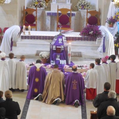1 noiembrie: Traian: Liturghie de pomenire a preoţilor, dascălilor, învăţătorilor şi profesorilor decedaţi