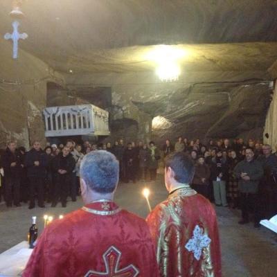 4 decembrie: Cacica: Liturghie în mina de sare în sărbătoarea "Sfânta Varvara, patroana minerilor"