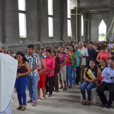 Imagine din timpul celebrării Liturghiei într-o biserică în construcţie