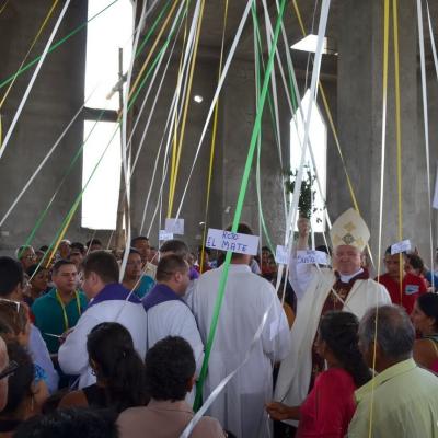 Imagini din timpul sfinţirii lucrărilor la noua construcţie