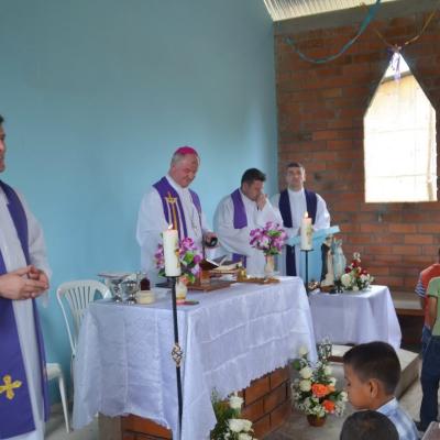 Celebrarea sfintei Liturghii într-o biserică în construcţie