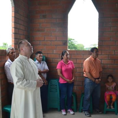 Celebrarea sfintei Liturghii într-o biserică în construcţie