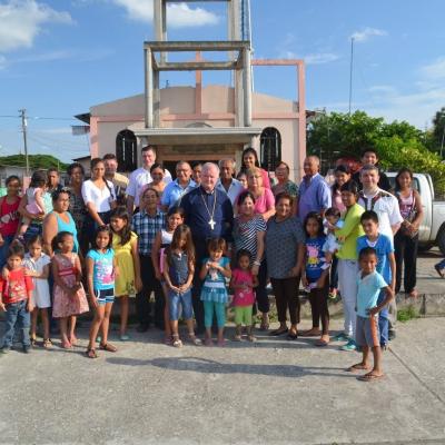 Imagine după sfânta Liturghie într-o comunitate