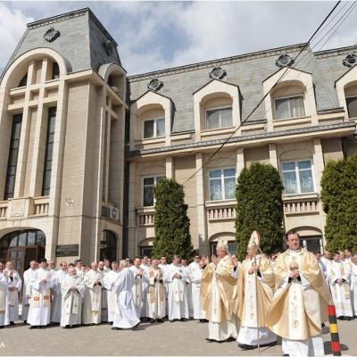 2 aprilie: Iaşi: Liturghia Crismei