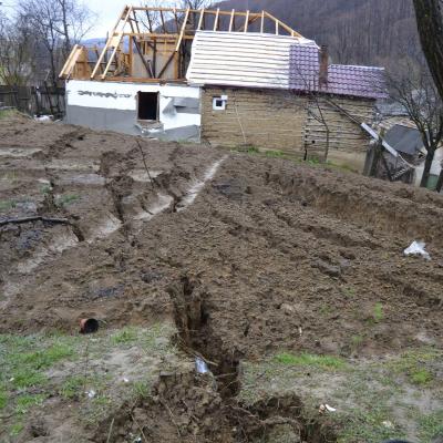 6 aprilie: Berindeşti-Bacău: Când pământul îţi ia amintirile