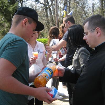 13 aprilie: Iaşi: Lumina Învierii la bolnavii de la spitalul Pădureni-Grajduri