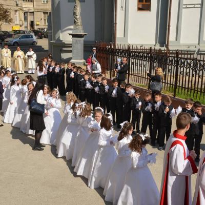 26 aprilie: Bacău "Sfântul Nicolae": Prima sfântă Împărtăşanie